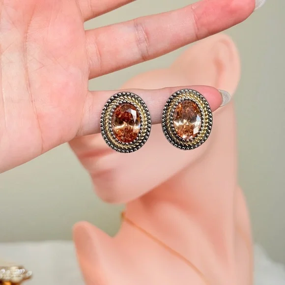 ⚜️ Elegant Gold and Brown Oval Clip-On Earrings - Picture 7 of 7